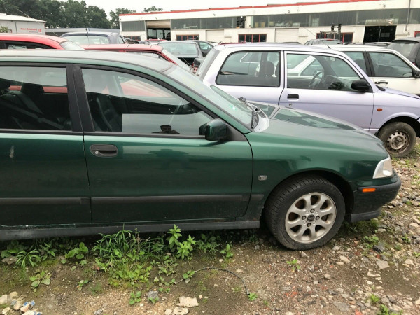 Volvo V40 1.8i Kombi Tür vorne rechts in grün 335 Baujahr 2001