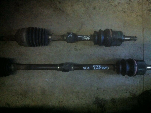 Antriebswelle von 6A12 Motor Mitsubishi Galant V E50 2.0 V6 110KW 1995Bj.